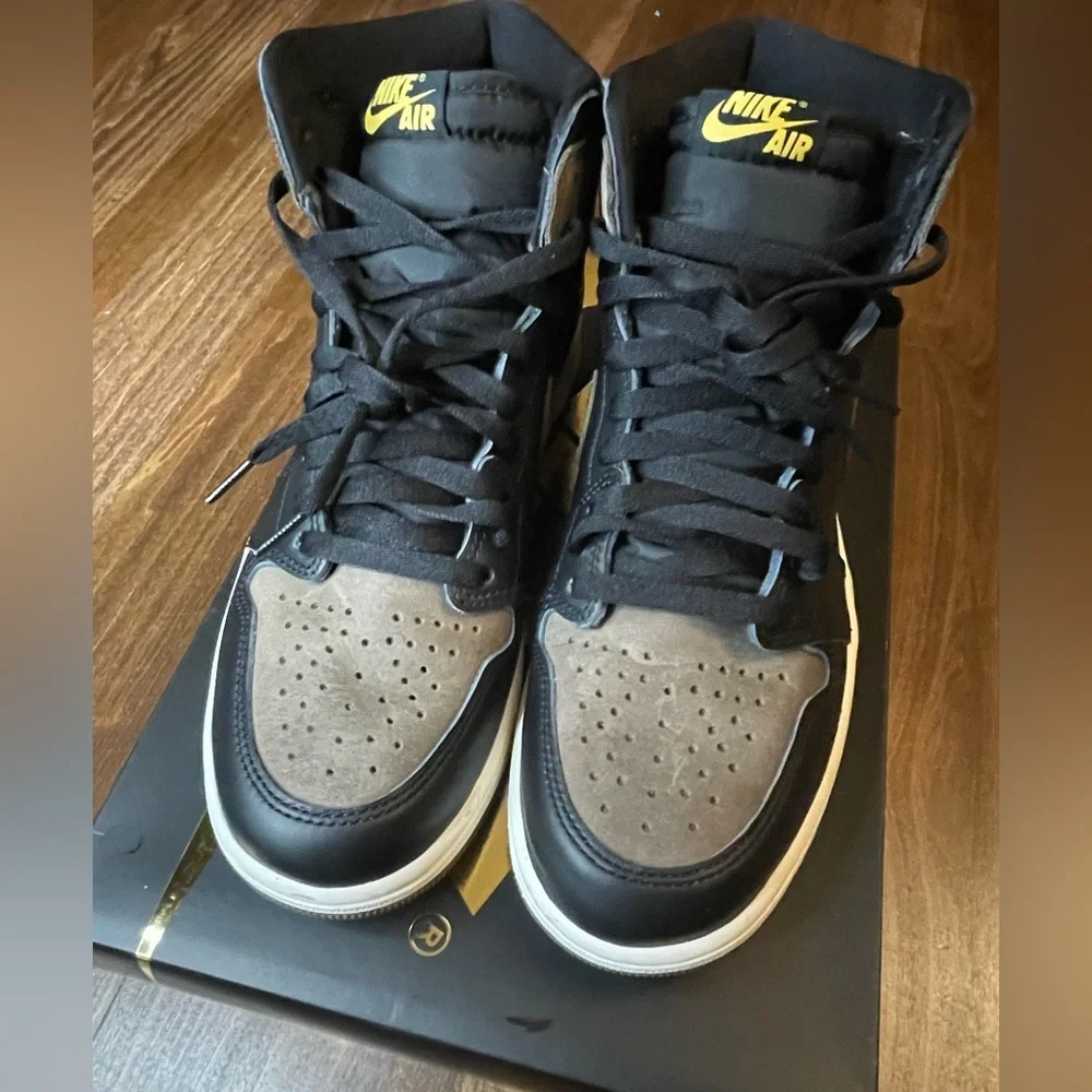 Like New AIR JORDAN 1 RETRO HIGH OG - Picture 4 of 10
